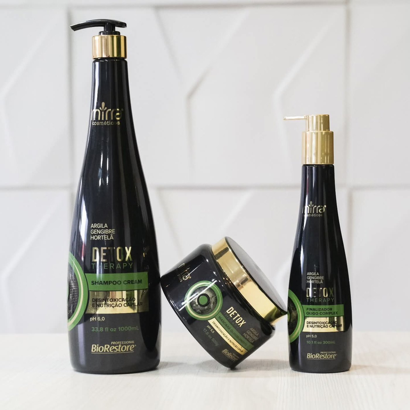 Linha Detox Therapy Mirra BioRestore: shampoo cream, máscara e finalizador em frascos pretos e dourados